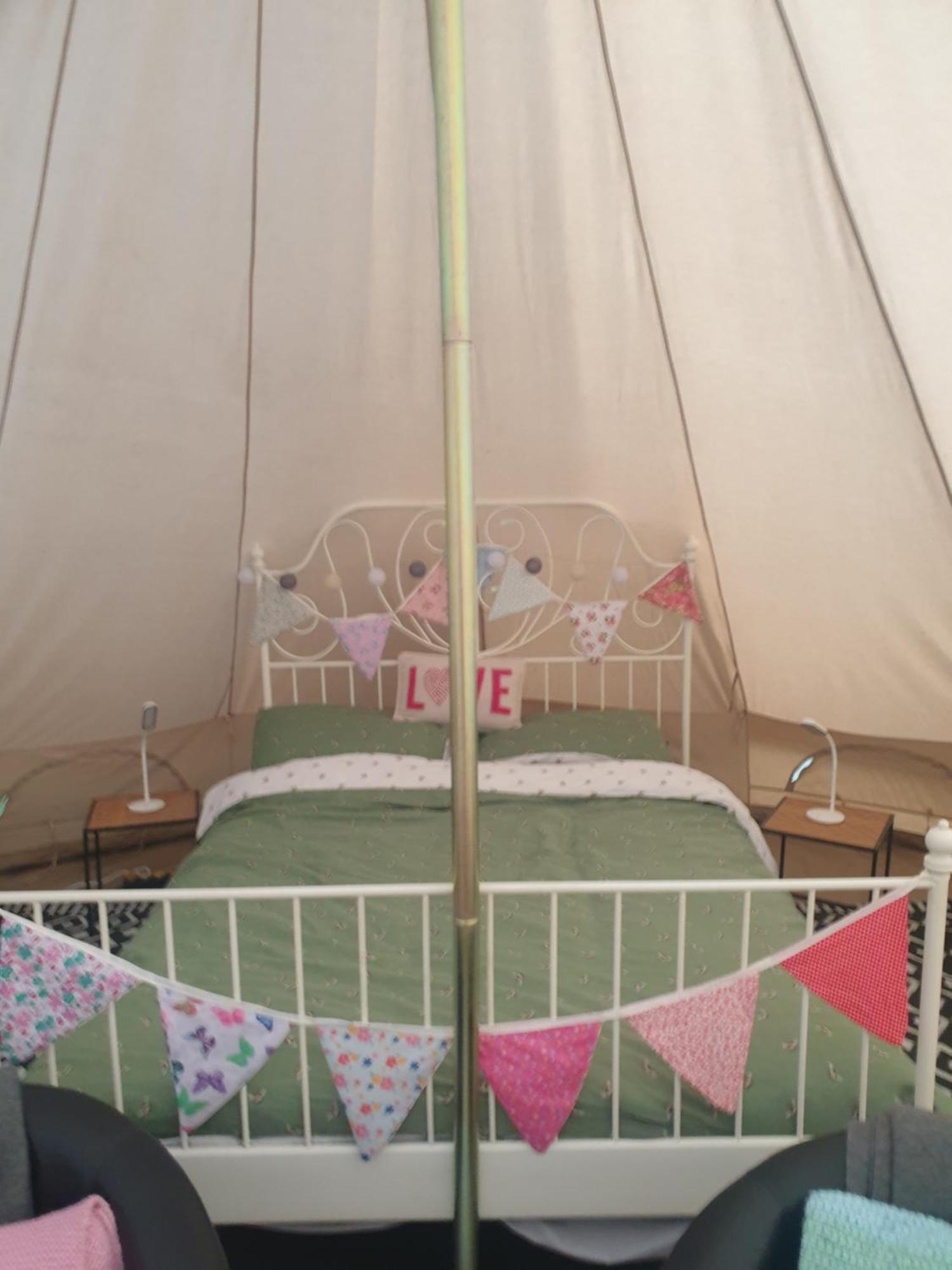 Wildberry Glamping Hotel Orgères-la-Roche Buitenkant foto